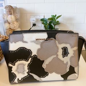 michaels kors selma black & pearl crossbody